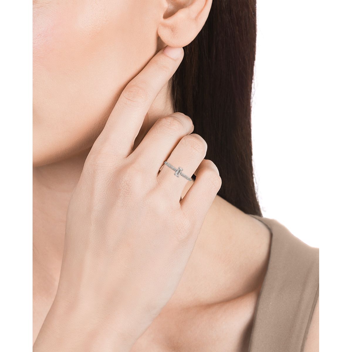 Woman wearing VICEROY JEWELS Mod. 7129A012-38 silver ring on her finger, showcasing elegance and style.