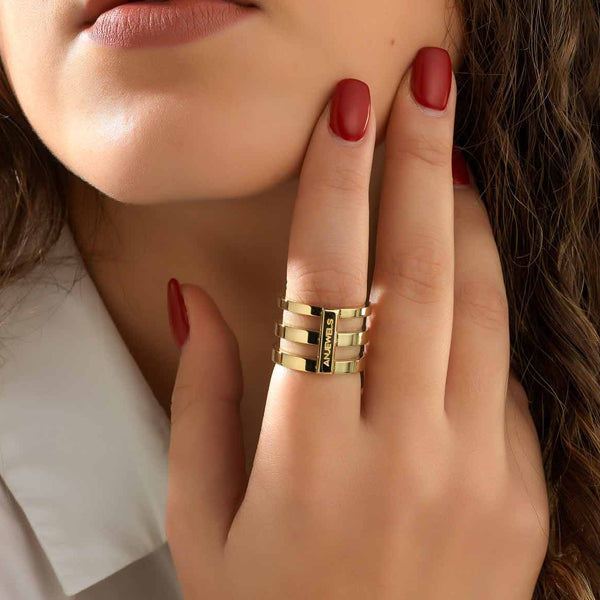 Gold ring with vertical bars on woman's hand, showcasing AN JEWELS JEWELRY Mod. AR.R3NS02Y-7 elegance and style.