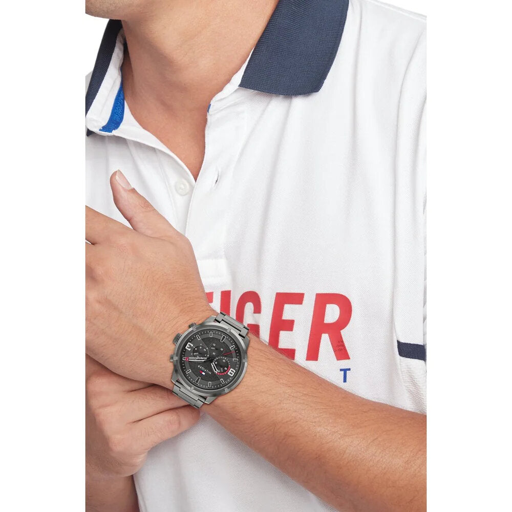 Man wearing TOMMY HILFIGER Mod. 1792071 watch with quartz movement, 5 ATM water resistance, and 46mm case in official packaging.