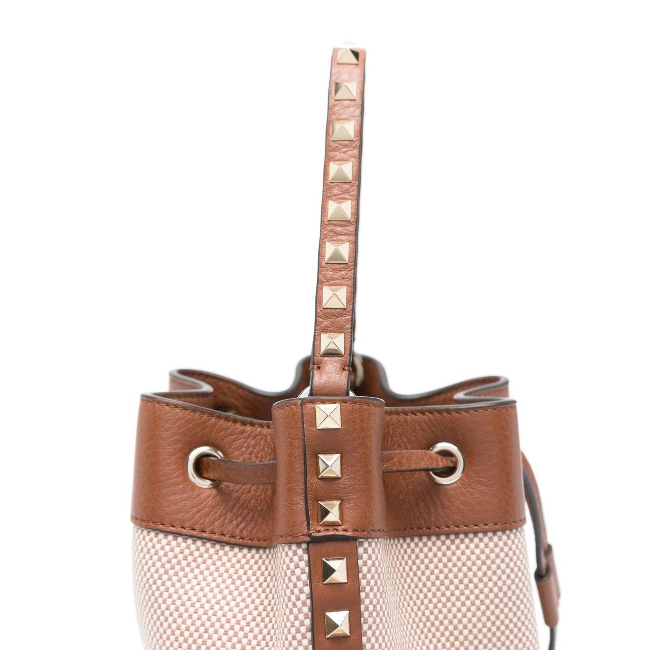Front view with bag zipped and handles upright.