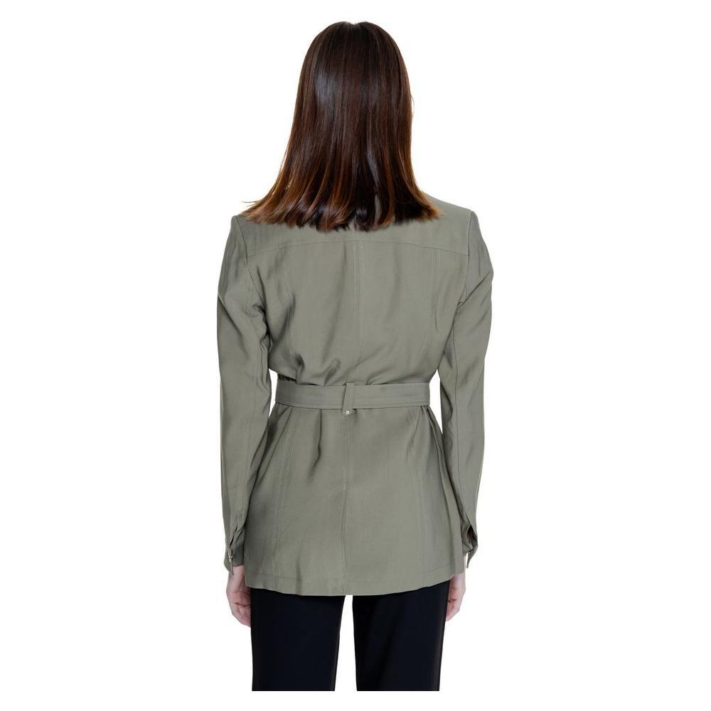 Front view with bag zipped and handles upright.