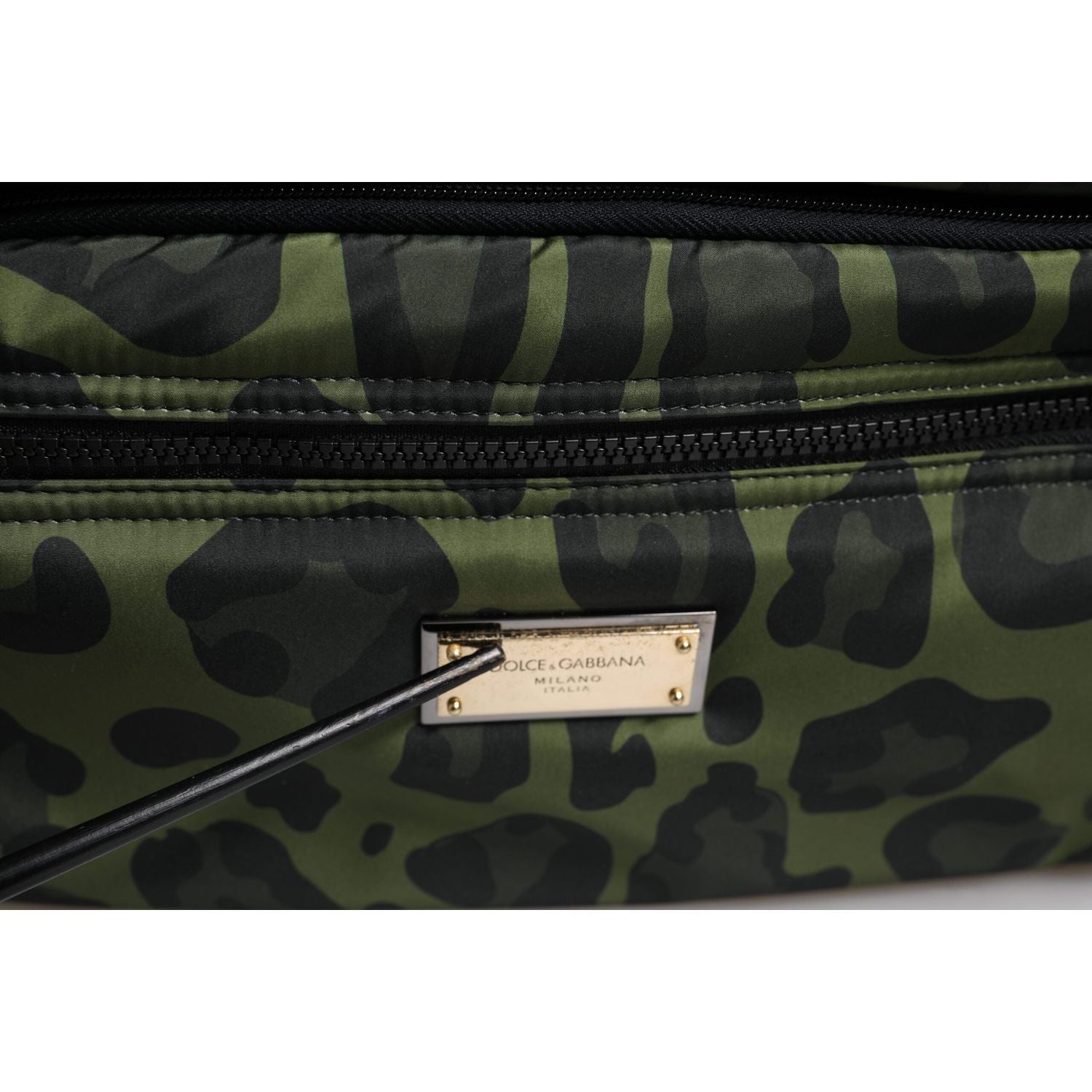 Front view with bag zipped and handles upright.