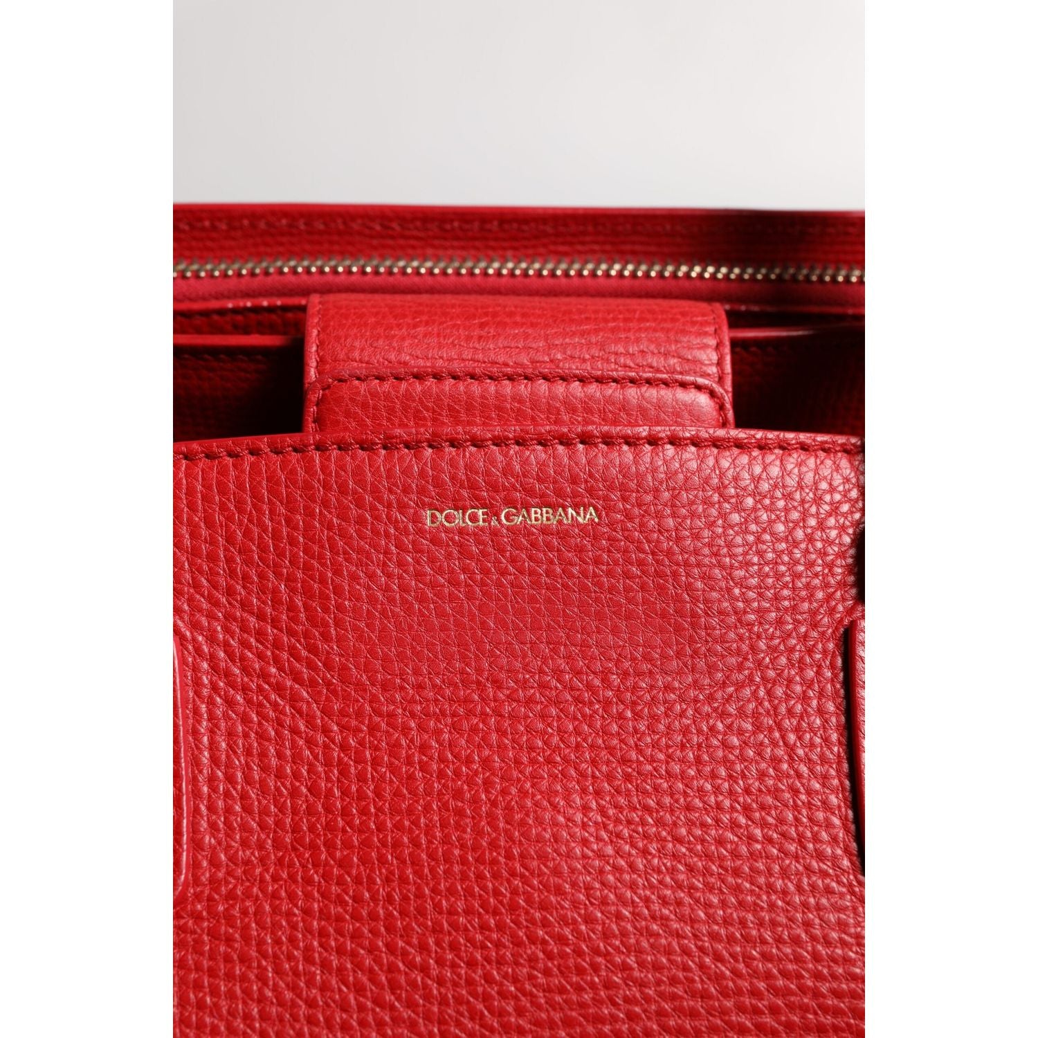 Front view with bag zipped and handles upright.