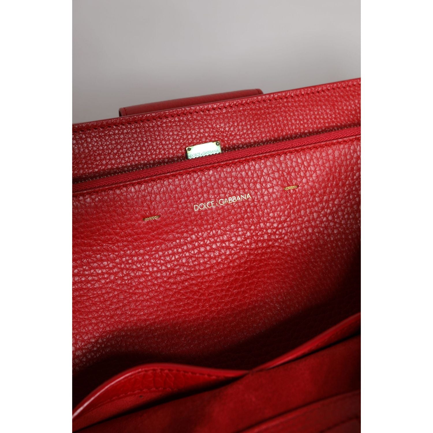 Front view with bag zipped and handles upright.