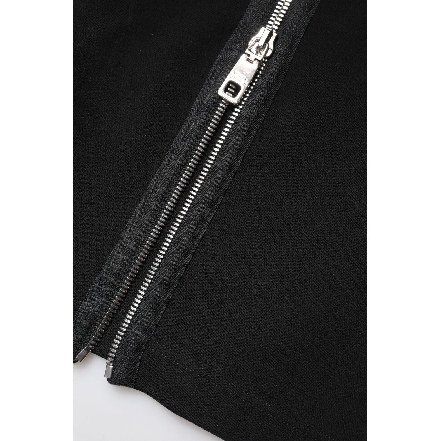 Front view with bag zipped and handles upright.