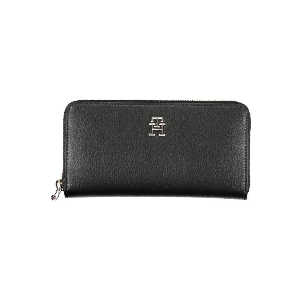 Front view with bag zipped and handles upright.