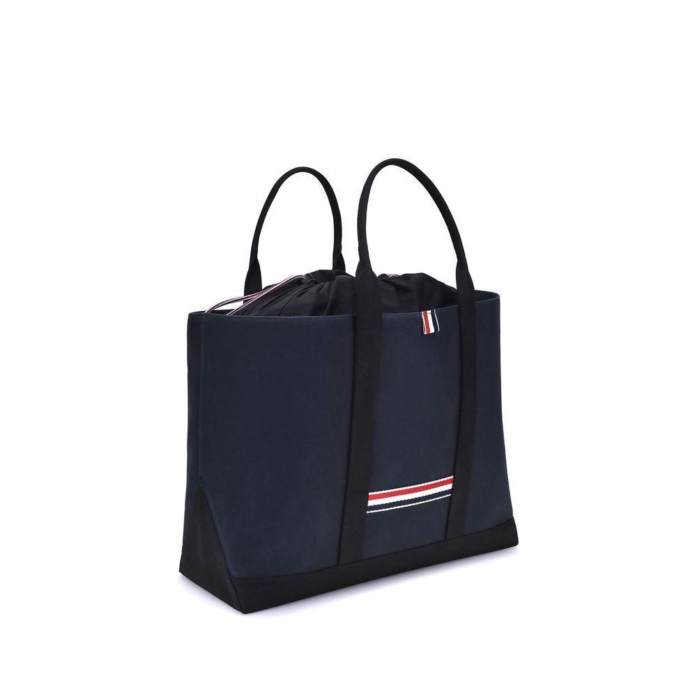 Front view with bag zipped and handles upright.