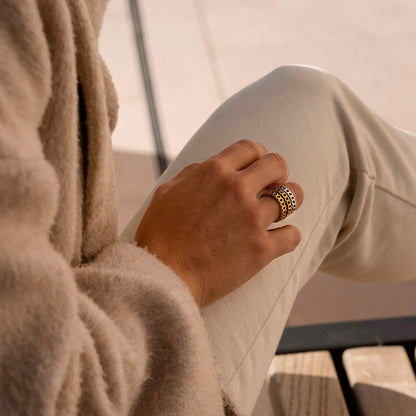 Person wearing AN JEWELS JEWELRY Mod. AL.RSC01SYR-7 ring, dressed in beige clothing, showcasing stylish and elegant design.