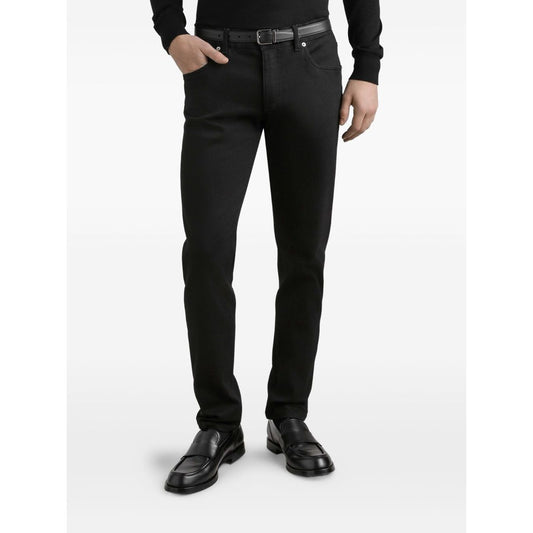 Model wearing Dolce & Gabbana five pockets logo plaque Denim cotton jeans black with classic design and front button fastening.